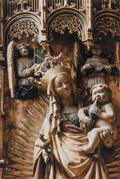 Vorschaubild Wismar: St. Nikolai, sog. Krämeraltar aus der Marienkirche, Mitteltafel, Maria mit Kind (Foto 1982)